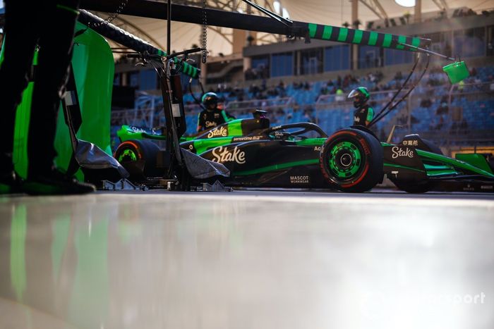 Valtteri Bottas, Stake F1 Team Kick Sauber C44, en el carril ppit