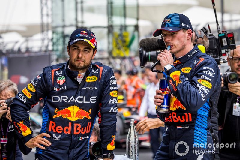 Sergio Perez, Red Bull Racing, 3° posizione, Max Verstappen, Red Bull Racing, 1° posizione, dopo la Sprint Race