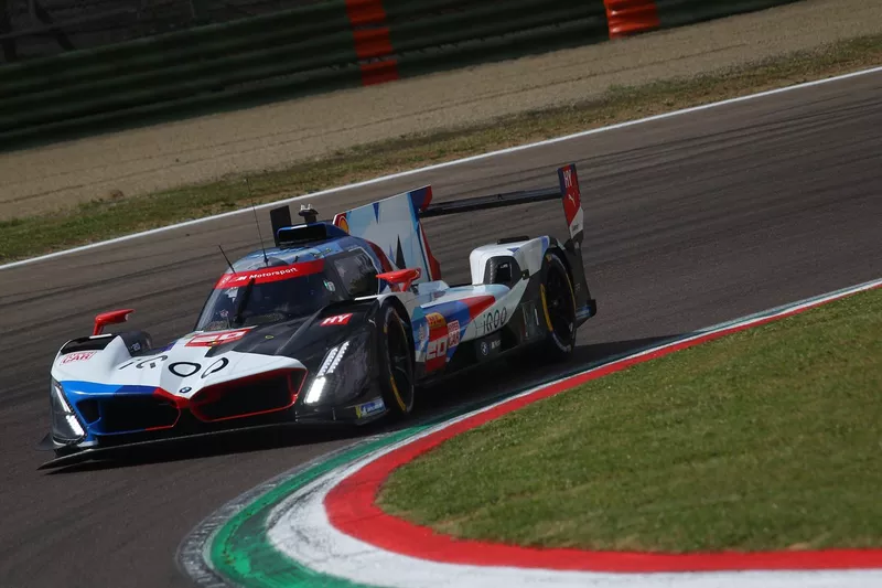 #20 BMW M Team WRT BMW M Hybrid V8: Sheldon Van Der Linde, Robin Frijns, Rene Rast