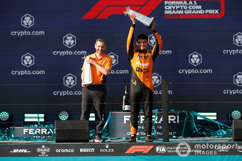 Andrea Stella, Team Principal, McLaren F1 Team, Lando Norris, McLaren F1 Team, 1ère position, avec les trophées