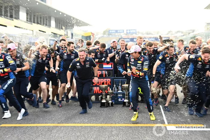 Christian Horner, Team Principal, Red Bull Racing, Sergio Perez, Red Bull Racing, 2e position, et l'équipe Red Bull célèbrent la victoire.
