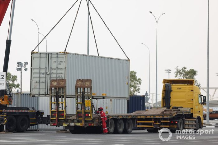 Contenedores de mercancías llegando al circuito 