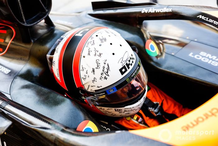 Lando Norris, McLaren F1 Team, en el coche, con autógrafos en su casco
