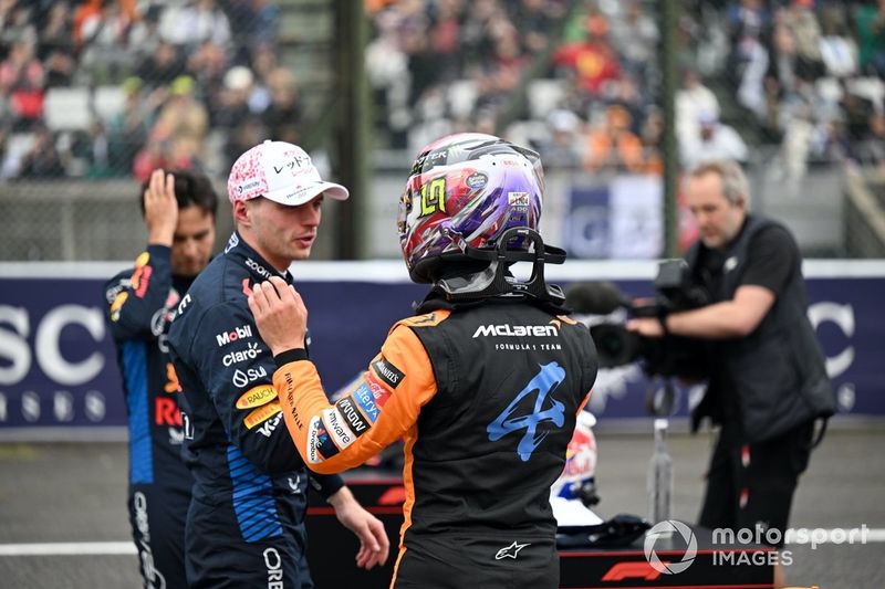 Lando Norris, McLaren F1 Team, felicita al hombre de la pole Max Verstappen, Red Bull Racing, en Parc Ferme tras la clasificación
