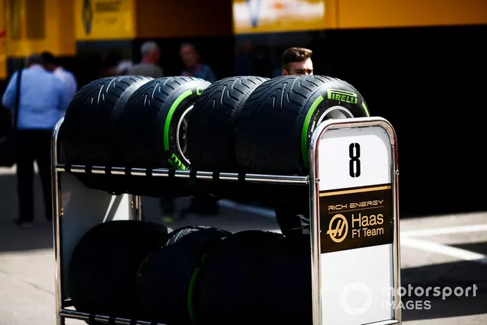 Neumáticos Pirelli empujados en el paddock por un mecánico de Haas