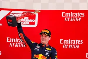 Max Verstappen, Red Bull Racing sur le podium avec son trophée