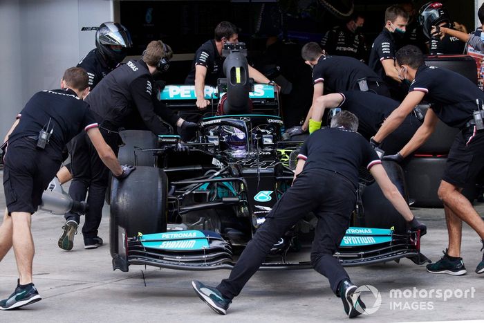 Lewis Hamilton, Mercedes W12, vuelve al garaje
