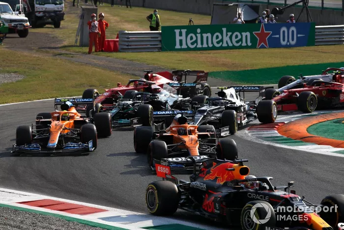 Max Verstappen, Red Bull Racing RB16B, Daniel Ricciardo, McLaren MCL35M, Lando Norris, McLaren MCL35M, Pierre Gasly, AlphaTauri AT02, Lewis Hamilton, Mercedes W12, y el resto en la primera vuelta