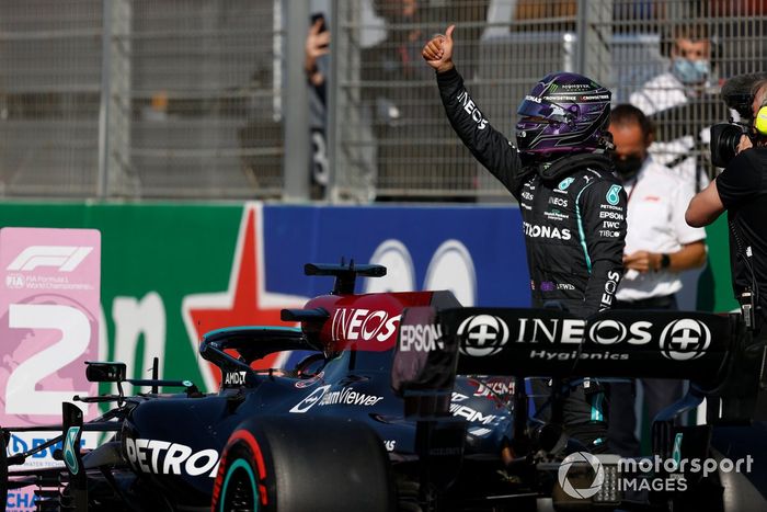 Segundo puesto Lewis Hamilton, Mercedes, en Parc Ferme