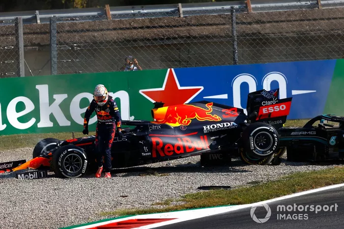 Max Verstappen, Red Bull Racing, se aleja tras chocar con Lewis Hamilton, Mercedes