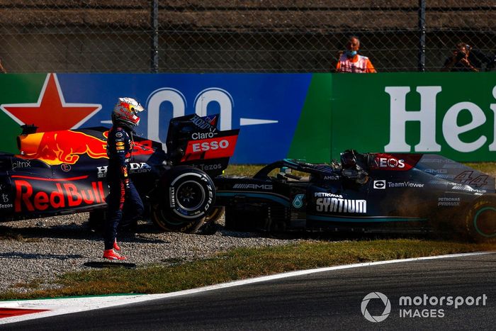 Max Verstappen, Red Bull Racing RB16B, se aleja de su coche tras chocar con Lewis Hamilton, Mercedes 