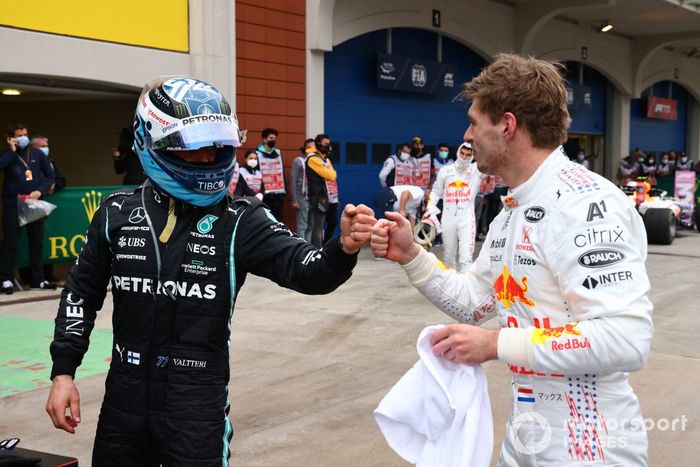 Valtteri Bottas, Mercedes, 1ª posición, es felicitado por Max Verstappen, Red Bull Racing, 2ª posición, en el Parc Ferme