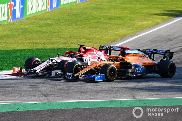 Kimi Raikkonen, Alfa Romeo Racing C39, Carlos Sainz Jr., McLaren MCL35
