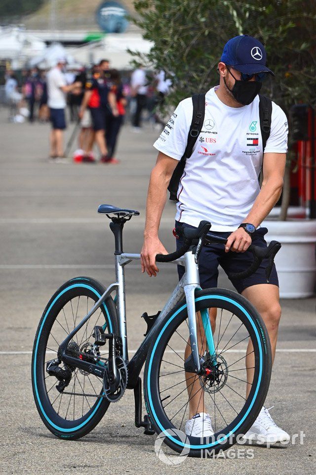 Valtteri Bottas, Mercedes-AMG Petronas F1, con su bicicleta