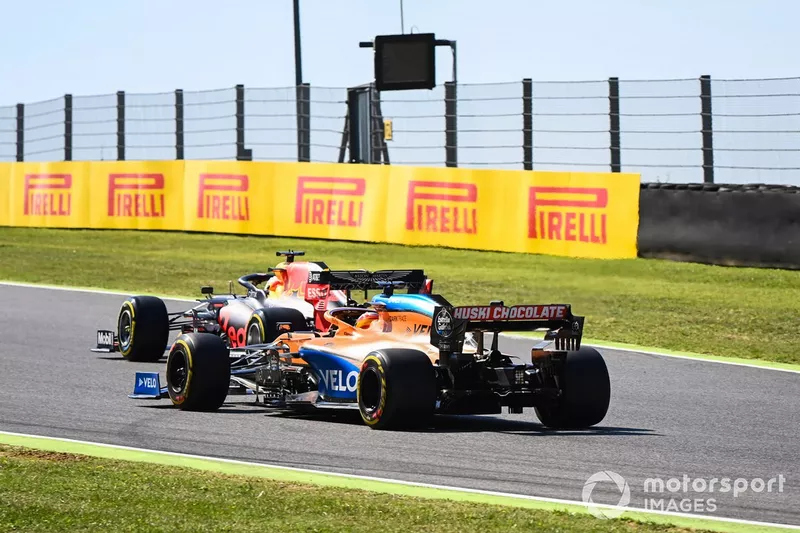 Max Verstappen, Red Bull Racing RB16, Carlos Sainz Jr., McLaren MCL35