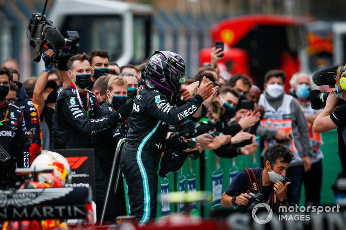 Lewis Hamilton, Mercedes-AMG F1, 1er puesto, llega a Parc Ferme después de asegurar su victoria 92 en F1