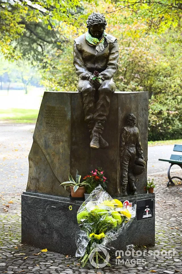 Una estatua homenaje a Ayrton Senna