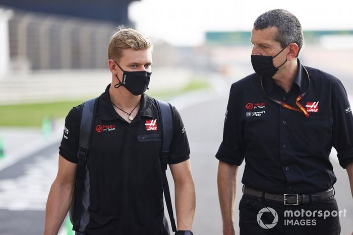 Mick Schumacher y Guenther Steiner, Team Principal, Haas F1