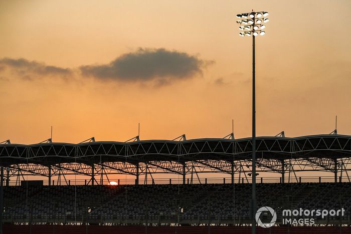El sol se pone en el circuito
