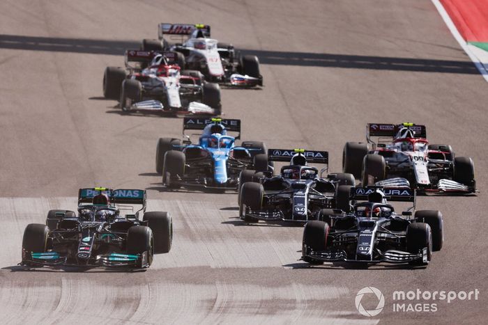 Valtteri Bottas, Mercedes W12, Yuki Tsunoda, AlphaTauri AT02, Pierre Gasly, AlphaTauri AT02, Esteban Ocon, Alpine A521, y el resto del grupo en la primera vuelta
