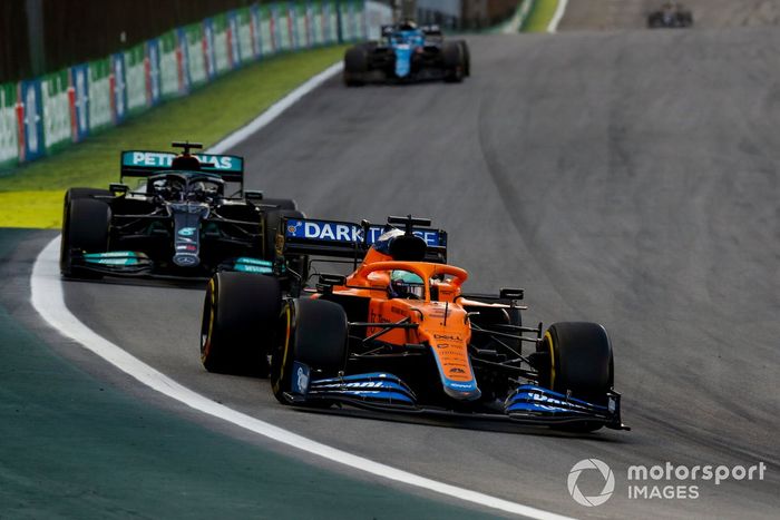 Daniel Ricciardo, McLaren MCL35M, Lewis Hamilton, Mercedes W12