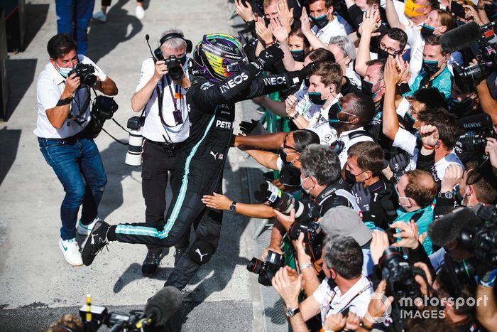 Ganador Lewis Hamilton, Mercedes, celebra en Parc Ferme