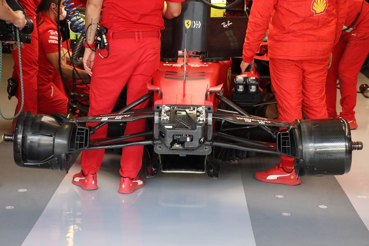 Detalles de los frenos delanteros del SF21 de Ferrari en Abu Dhabi. 