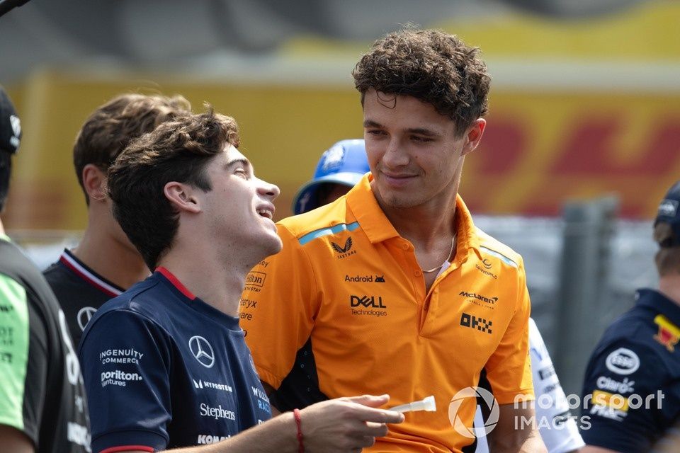 Franco Colapinto, da Williams Racing, Lando Norris, da McLaren F1 Team, durante a parada dos pilotos 