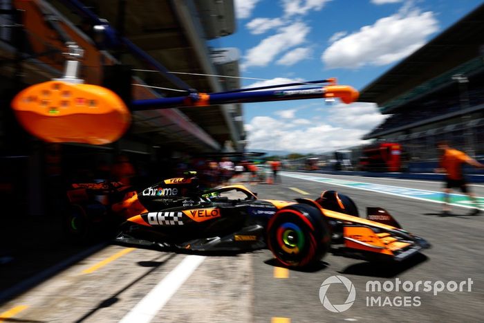 Lando Norris, McLaren MCL38, sale del garaje