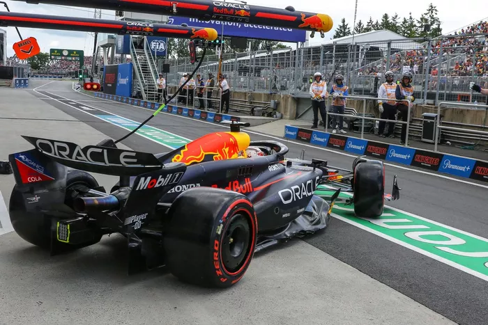 Max Verstappen, Red Bull Racing RB20, en boxes 