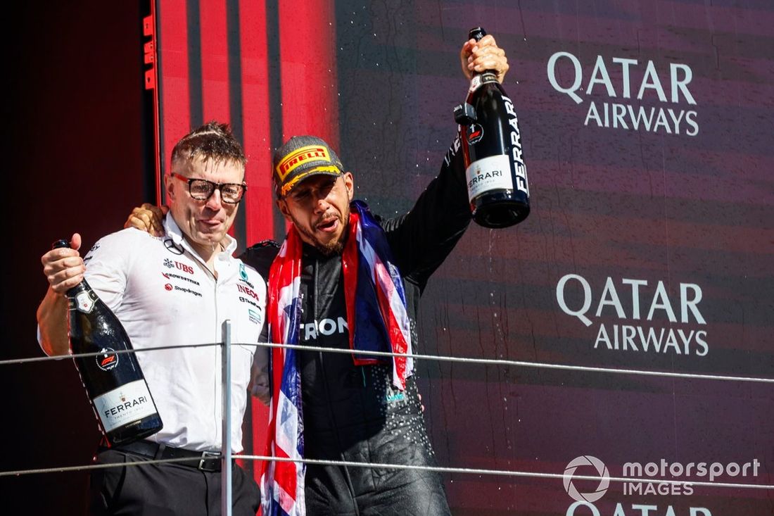 Peter Bonnington, starszy inżynier wyścigowy, Mercedes-AMG F1 Team, Lewis Hamilton, Mercedes-AMG F1 Team, 1. miejsce, świętują na podium z szampanem