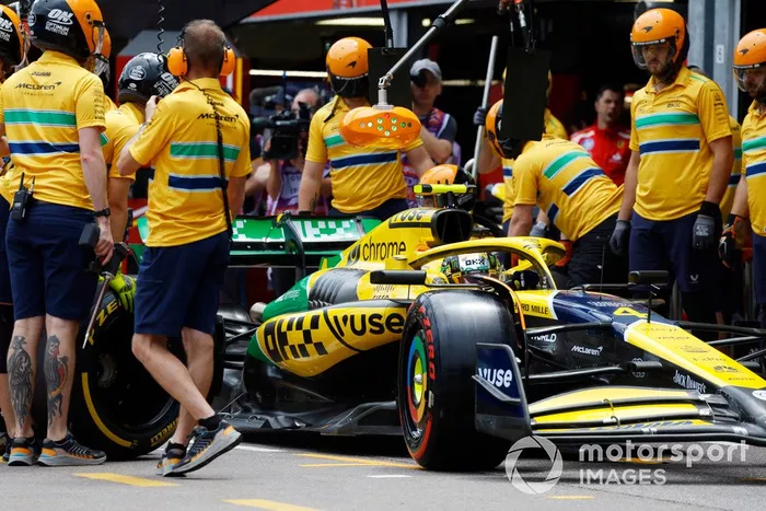 Lando Norris, McLaren MCL38, hace una parada en boxes durante la FP1