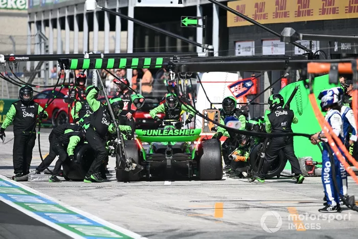 Zhou Guanyu, Stake F1 Team KICK Sauber C44, en el pit lane para una parada en boxes.
