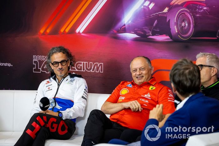 Laurent Mekies, Team Principal, RB F1 Team, Frederic Vasseur, Team Principal y Director General, Scuderia Ferrari, en la Conferencia de Prensa de los Directores de Equipo.