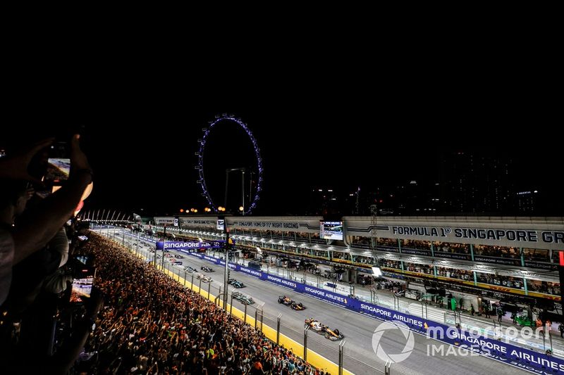 Lando Norris, McLaren MCL38, Max Verstappen, Red Bull Racing RB20, Lewis Hamilton, Mercedes F1 W15, fuera