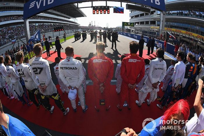 Pilotos se alinean en la parrilla para los himnos nacionales antes de la salida