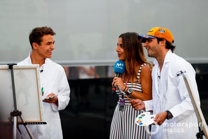 Lando Norris, McLaren y Carlos Sainz Jr. pintan para un la televisión