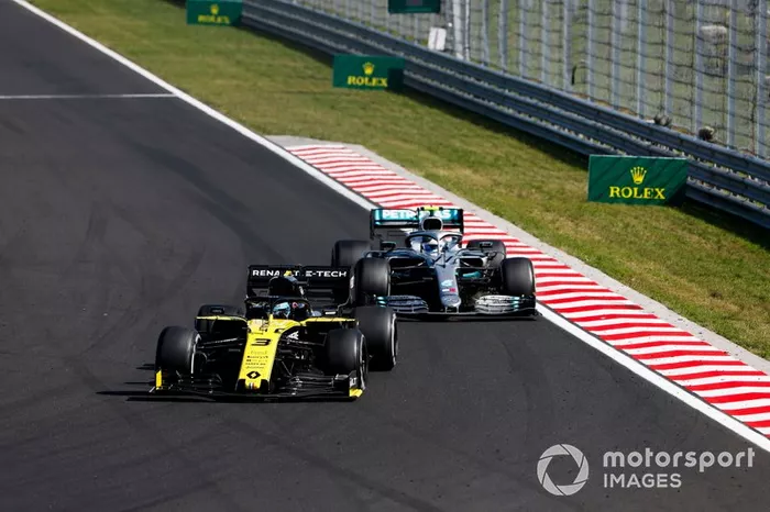 Daniel Ricciardo, Renault F1 Team R.S.19, Valtteri Bottas, Mercedes AMG W10