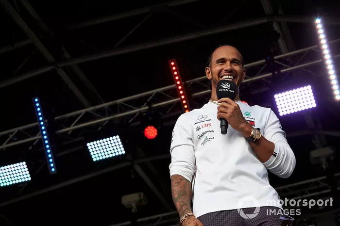 Lewis Hamilton, Mercedes AMG F1 celebra con los aficionados, desde el escenario