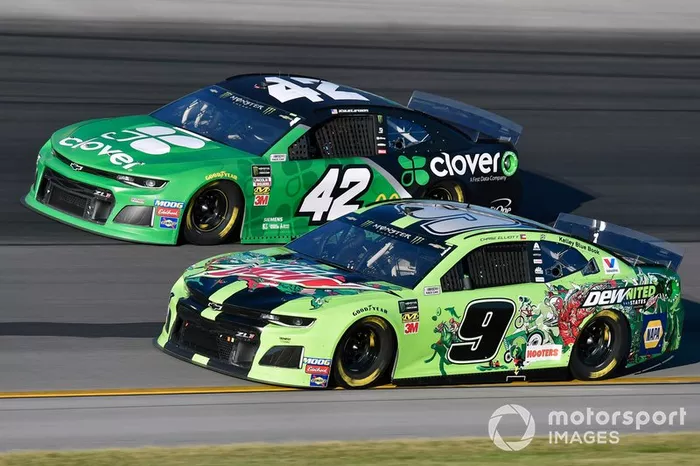  Chase Elliott, Hendrick Motorsports, Chevrolet Camaro DEWnited States and  Kyle Larson, Chip Ganassi Racing, Chevrolet Camaro Clover
