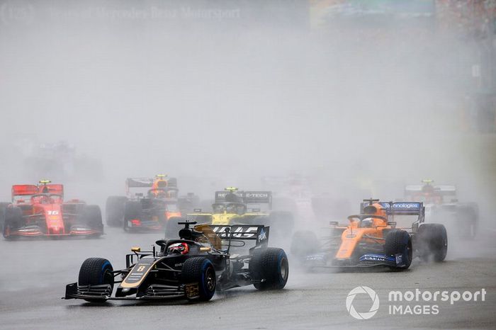 Romain Grosjean, Haas F1 Team VF-19, Carlos Sainz Jr., McLaren MCL34, y Nico Hulkenberg, Renault F1 Team R.S. 19