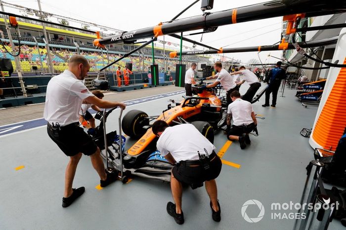 Mecánicos de McLaren con Carlos Sainz Jr., McLaren MCL34