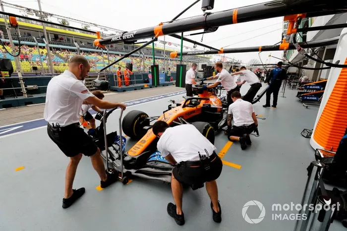 Mecánicos de McLaren con Carlos Sainz Jr., McLaren MCL34