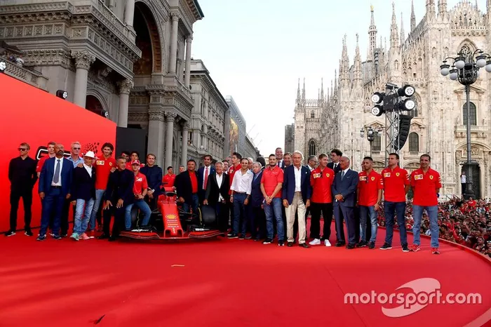 Foto em grupo com personalidades, pilotos e ex-pilotos da Ferrari