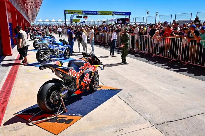 Motos en el pitlane