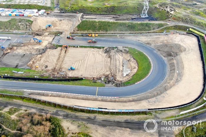 Trabajos de construcción en el autódromo de Zandvoort para el Gran Premio de Holanda