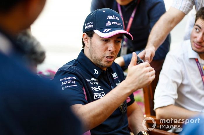 Sergio Perez, Racing Point, atiende a los medios