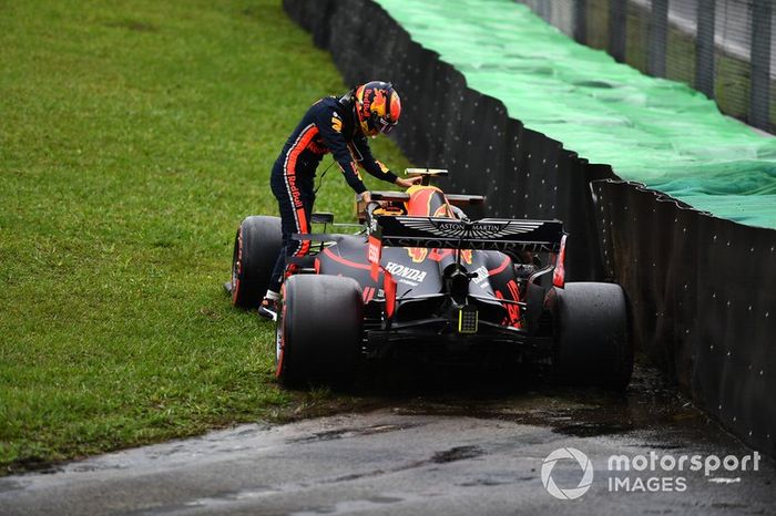Alexander Albon, Red Bull Racing, sale de su coche después de perder el control durante los entrenamientos