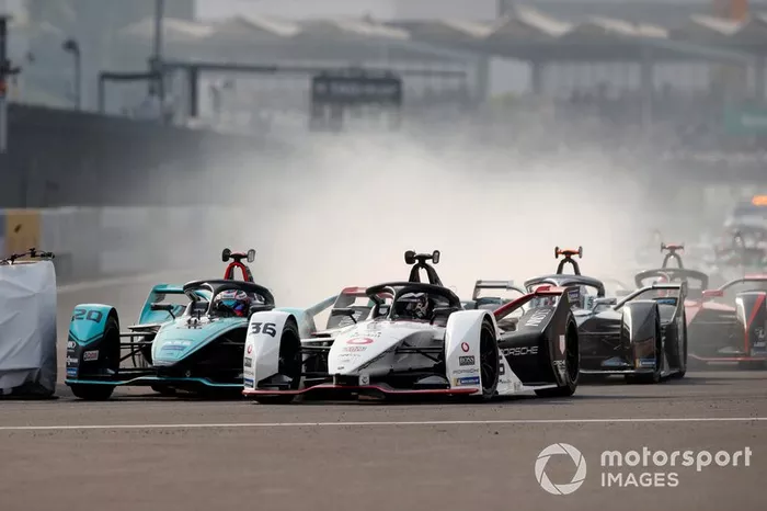 Mitch Evans, Jaguar Racing, Jaguar I-Type 4 battles with Andre Lotterer, Porsche, Porsche 99x Electric at the start
