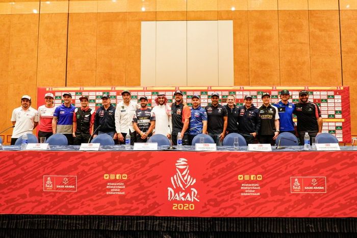 Abdulaziz bin Turki Al Saud con los mejores pilotos durante la conferencia de prensa